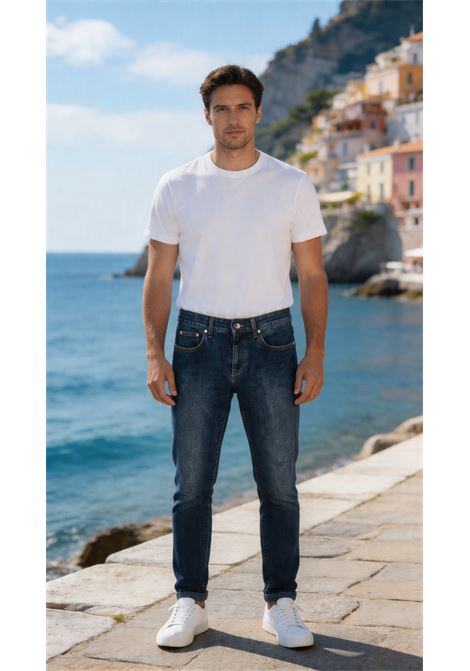 Jeans PT Torino in denim blu scuro con leggere sfumature, essenziale e versatile. PT TORINO | JEANS | C5-DP05Z0S0210